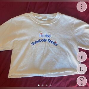“I’m the somebody special” white & blue graphic sayings crop tee
